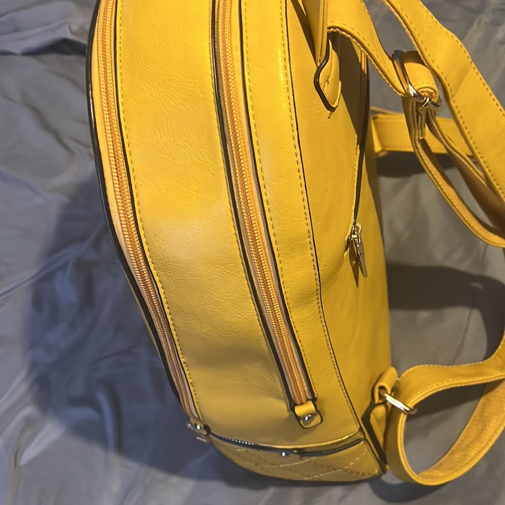 Back pack - Picture 3 of 3